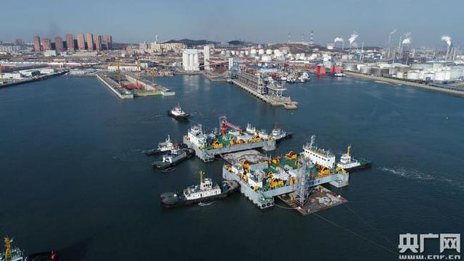 我國北方首條（tiáo）跨海沉（chén）管隧（suì）道——大連灣海底（dǐ）隧道工程首節沉管成功安裝