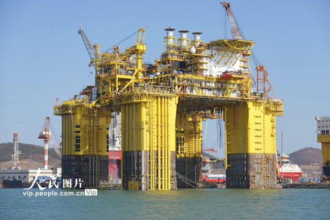 全（quán）球首座十萬噸級深水半（bàn）潛式生產（chǎn）儲油（yóu）平台“深海一號”能源站在山東煙台交付