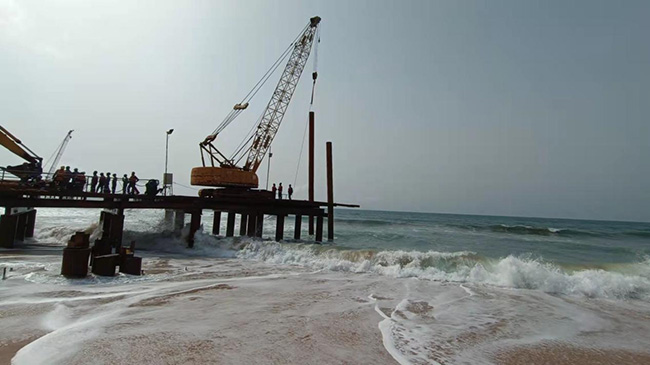 尼日爾-貝寧原油（yóu）外輸管線項目（mù）海上終端（duān）工程-近（jìn）岸段海底管線均已（yǐ）順利拖拉就位