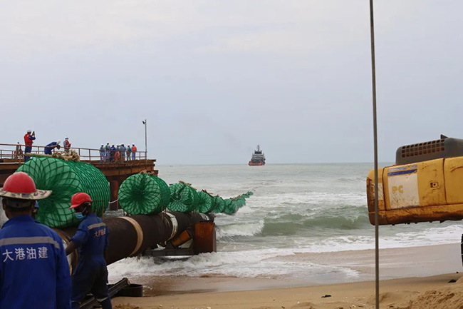 尼日爾（ěr）-貝（bèi）寧原油外輸管線項（xiàng）目海上終端工程-近岸段海底管線均已順利拖拉就位