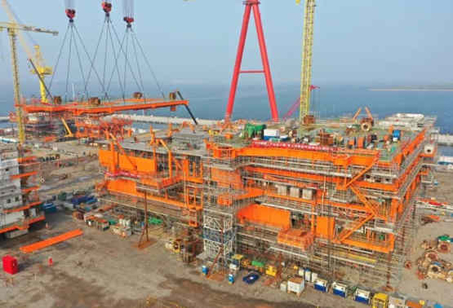 我國首個海洋油（yóu）氣裝備“智能製造”項目上部組塊全麵封頂