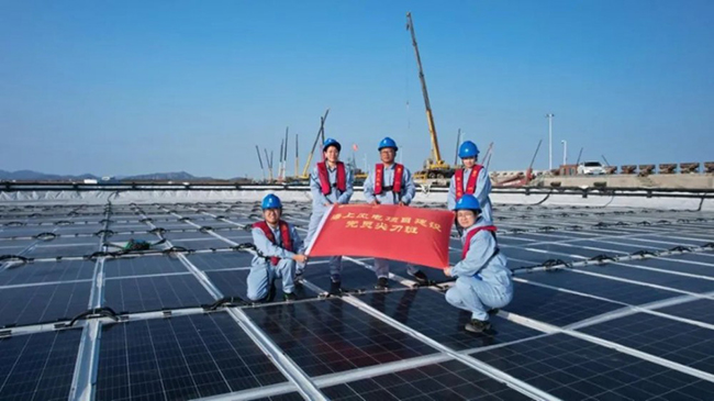 全球首（shǒu）個（gè）！國家（jiā）電投（tóu）山東分公司深遠海風（fēng）光（guāng）同場漂浮式光伏項目發出第一度電