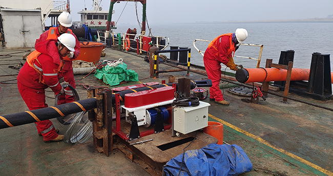 我司首次定向鑽穿越二界（jiè）溝航道—月東海纜更（gèng）換維修項（xiàng）目順利完工