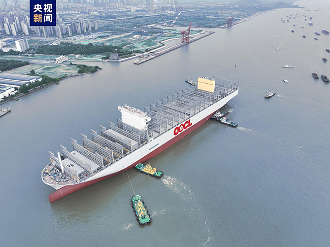 399.99米長！全球最大（dà）集裝箱船完成（chéng）出塢