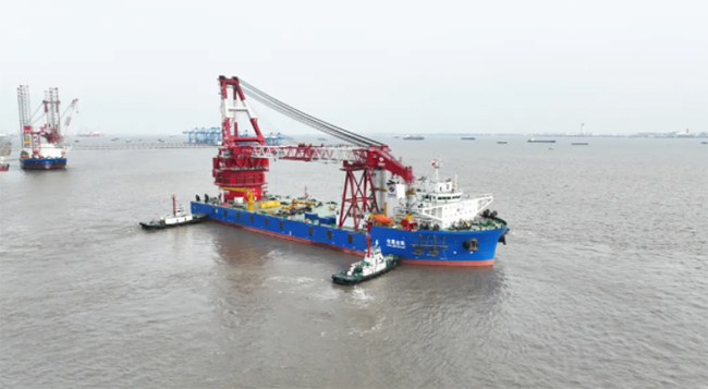 3600T自航式（shì）全回轉起重船“電（diàn）建誌（zhì）高”啟航