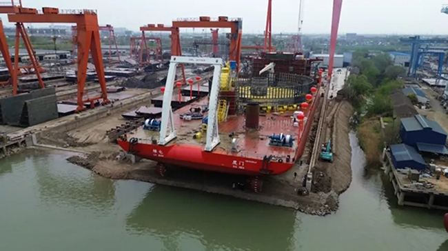 12000噸！國產最大載纜（lǎn）量鋪纜船“綠電”號成功下水