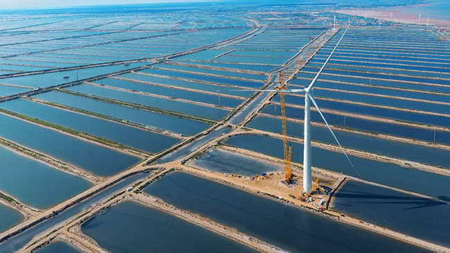 高鐵可靠性基（jī）因賦能，中車株洲所12MW海上雙饋（kuì）風電機組成（chéng）功吊裝