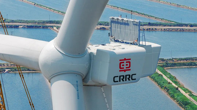 高（gāo）鐵可靠性基因賦能，中車株洲所12MW海上雙饋風電機組成功吊裝