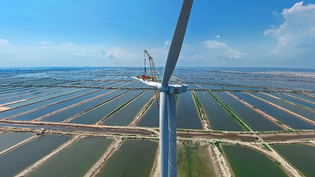 高鐵可靠性基因賦能，中車株洲所12MW海上雙饋風電機組成功吊裝
