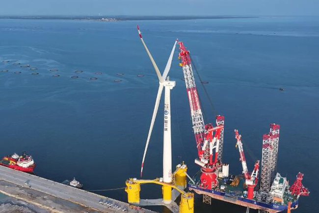 金風科技16MW漂浮式風電機組成功吊裝