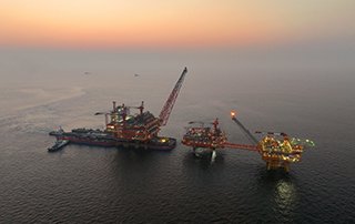 渤海首個千億立方米大氣田油氣平台完（wán）成海上安裝