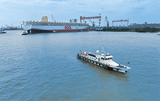 399.99米長！全球最大集裝箱船完成出塢