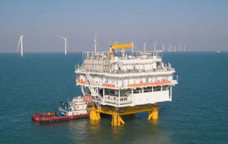 海南（nán）首座！三航局華能臨高海上風電（diàn）場項目海上升壓站吊裝（zhuāng）圓滿完成