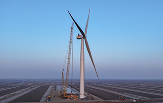 中國中車“啟航號”20MW漂（piāo）浮式海上風電機組成功吊（diào）裝（zhuāng）