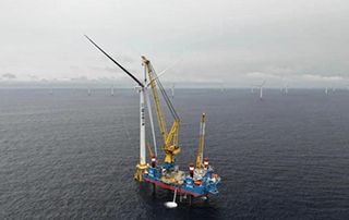 全（quán）球首個應用±500kV柔性直流輸電技術（shù）海上風電項目實現首台風（fēng）機吊裝